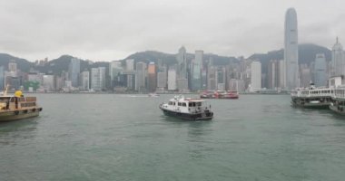 Hong Kong, Çin - 27 Nisan 2017: Cloudy Day, Çin 'de Victoria Limanı' ndan geçen birkaç tekne.