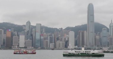 Hong Kong, Çin - 27 Nisan 2017: Star Ferry ve Reklam Gemisi Hong Kong, Çin 'deki Victoria Limanı Geçidi.