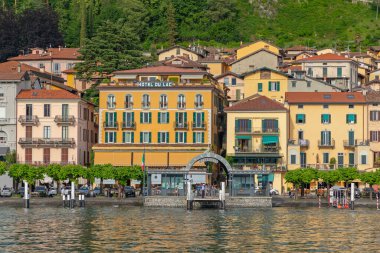 Bellagio, İtalya - 14 Haziran 2019: Bellagio, İtalya 'daki Como Gölü' ndeki Rıhtım Evleri.