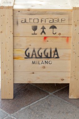 Lugano, İsviçre - 14 Haziran 2019: Lugano, İsviçre 'de Tahta Sandık Gaggia Milano Teslimatı.