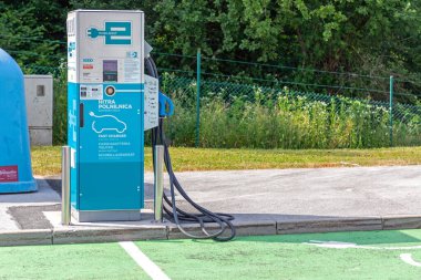 Otocec, Slovenya - 12 Haziran 2019: Slovenya 'nın Otocec kenti yakınlarındaki Petrol İstasyonunda Elektrikli Araçlar için Hızlı Şarj.
