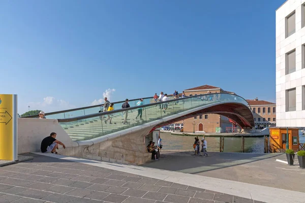 Venedig Italien Juni 2019 Touristen Gehen Der Neuen Gläsernen Verfassungsbrücke — Stockfoto