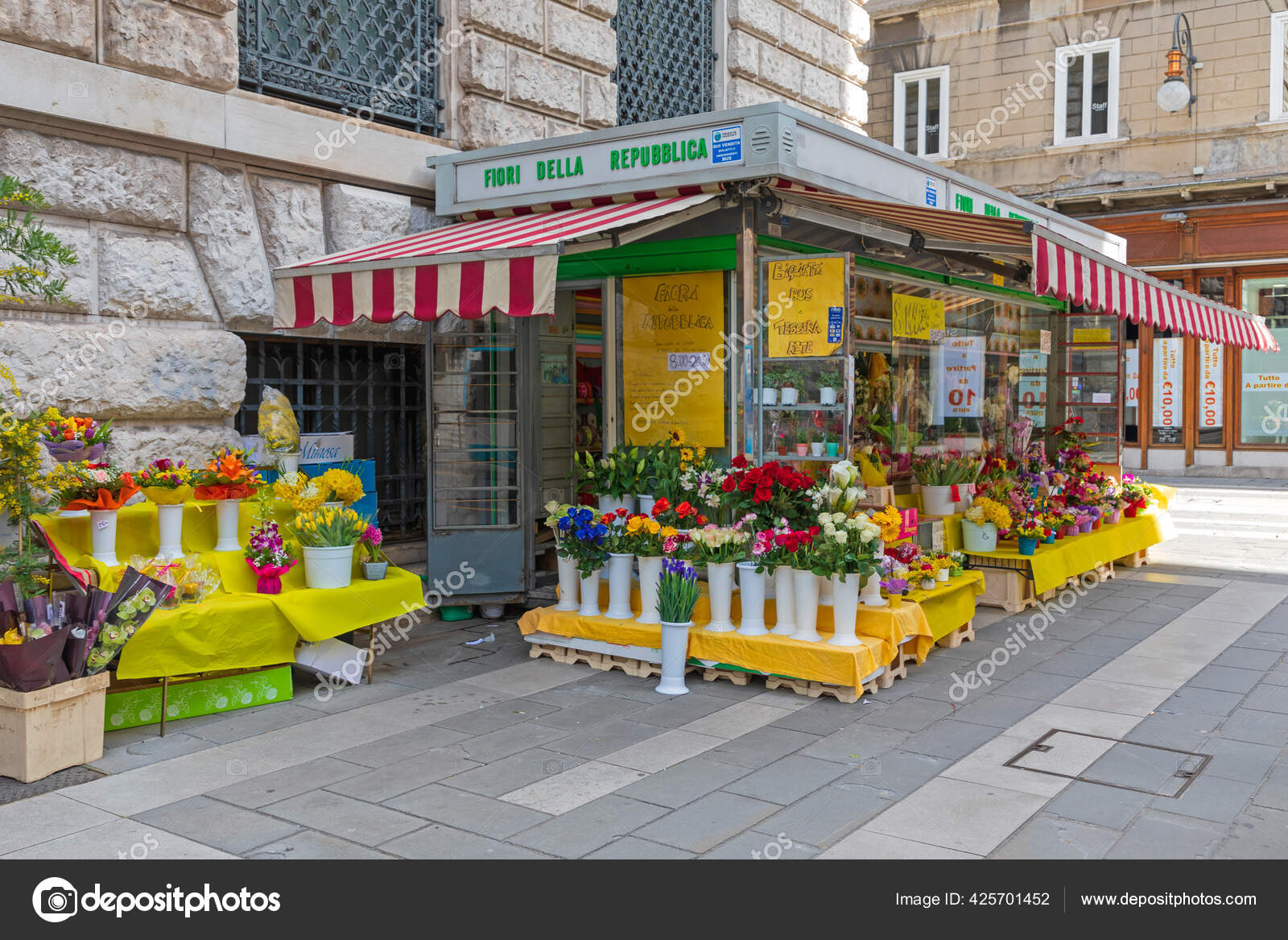 意大利的里雅斯特年3月7日意大利的里雅斯特街的花店亭 图库社论照片 C Baloncici