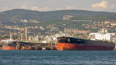 Trieste, İtalya - 17 Haziran 2019: İtalya 'nın Trieste kentindeki Liman Terminalinde Petrol Tankeri Amore Mio Gemisi Yükleniyor.