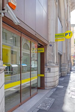 Trieste, İtalya - 7 Mart 2020: İtalya 'nın Trieste kentindeki İtalyan Postanesinde Poste Italiane' i İmzalayın.