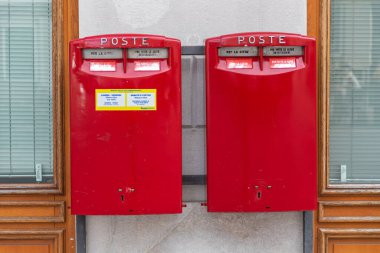 Trieste, İtalya - 7 Mart 2020: Trieste, İtalya 'da Duvarda İki Kırmızı Posta Kutusu.