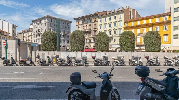 Trieste Italia Junio 2019 Muchas Motocicletas Scooters Estacionadas Calle Trieste — Foto de Stock
