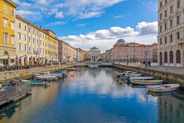 Trieste Italien Mars 2020 Båtar Parkerade Vid Calm Water Canal — Stockfoto