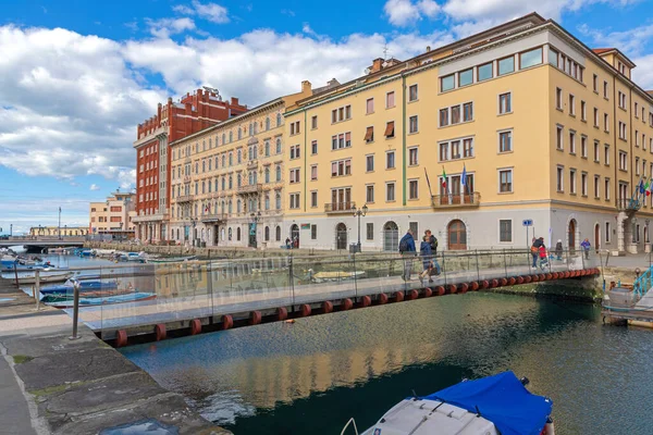 Trieste Itália Março 2020 Pedestres Footbridge Canal Grande Dia Inverno — Fotografia de Stock