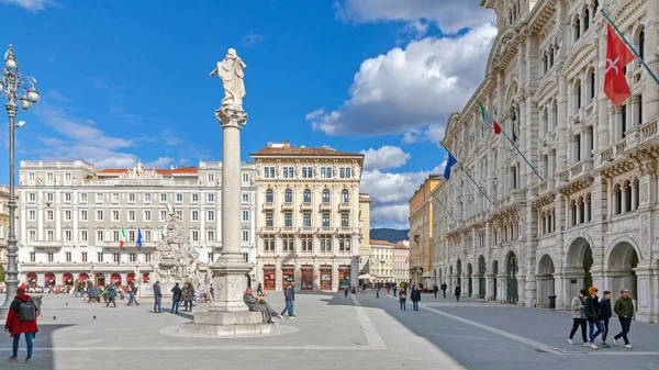 Trieste Italië Maart 2020 Wandelaars Het Stadsplein Zonnige Winterdag Triëst — Stockfoto