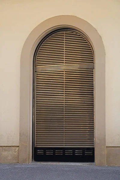 Grote Boog Ventilatie Grille Uitlaat Bij Het Bouwen — Stockfoto