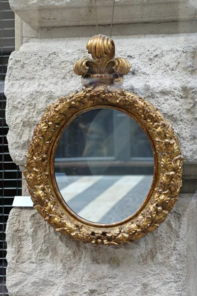 Starožitný Zlatý Zrcadlový Rám Připevněný Fasádní Výzdobě — Stock fotografie