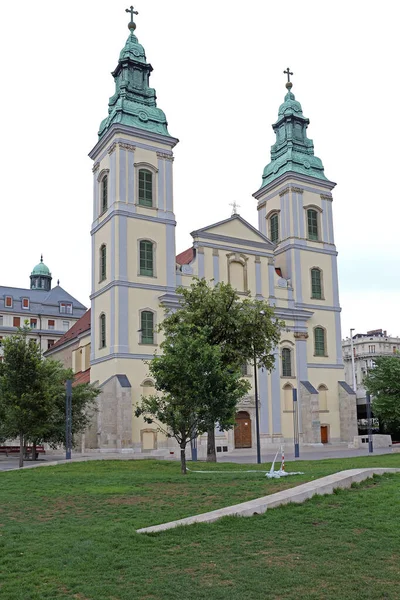 布达佩斯市内教区教堂大楼 — 图库照片