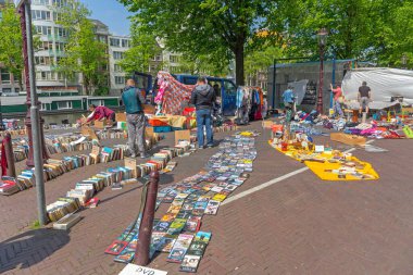 Amsterdam, Hollanda - 16 Mayıs 2018: Amsterdam, Hollanda 'daki Street Market' te Eski Kitaplar ve DVD Diskler.