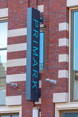 Amsterdam, Hollanda - 15 Mayıs 2018: Amsterdam, Hollanda 'daki Primark Shop' ta Büyük İşaret.