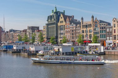 Amsterdam, Hollanda - 14 Mayıs 2018: Amsterdam, Hollanda 'da Turistlerle Gezinti Teknesi.