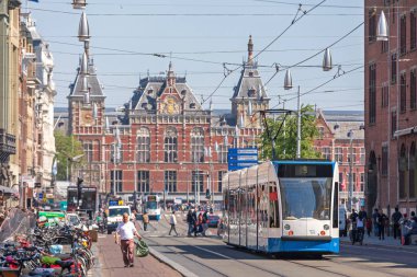 Amsterdam, Hollanda - 14 Mayıs 2018: Amsterdam, Hollanda 'da Tramvay Taşımacılık ve Merkez Tren İstasyonu.