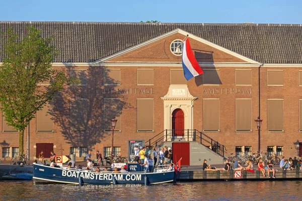 Amsterdam Nederländerna Maj 2018 Turister Framför Hermitage Museum Building Amsterdam — Stockfoto