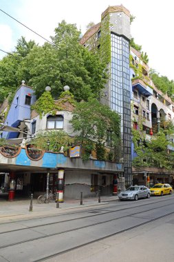Viyana, Avusturya - 12 Temmuz 2015: Avusturya 'nın Wien kentinde Mimar Hundertwasser' in Ünlü Konut Binası.