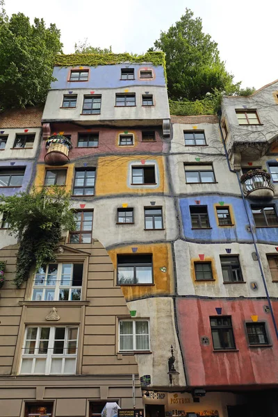 ウィーン オーストリア 2015年7月12日 オーストリア ウィーンの建築家Hundertwasserによる有名なカラー有機アパートメント — ストック写真