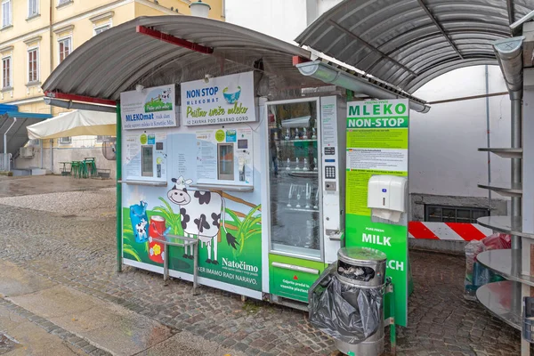 Любляна Словенія Листопада 2019 Fresh Milk Farm Automated Vending Machine — стокове фото