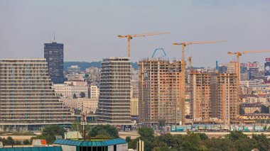 Belgrad, Sırbistan - 2 Ağustos 2018: Sırbistan 'ın Belgrad kentinde BW Kompleksi İnşaatı sırasında Vinçlerle Gökdelenler.
