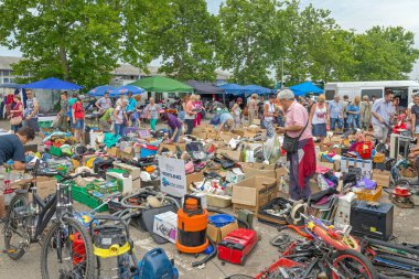 Novi Sad, Sırbistan - 2 Haziran 2018: Sırbistan 'ın Novi Sad kentindeki Ünlü Najlon Pijaca Bit Pazarından İnsanlar Alışveriş Yapıyor.