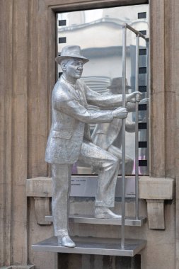 Belgrad, Sırbistan - 12 Aralık 2018: Sırbistan 'ın Belgrad kentindeki Film Müzesi Binasında Karl Mladen Sekuloviç' in Gümüş Heykeli Ünlü Hollywood Aktörü,