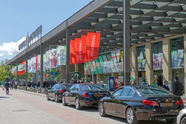 Novi Sad, Sırbistan - 11 Mayıs 2019: Sırbistan 'ın Novi Sad kentinde düzenlenen açılış gününde Siyah Limuzinler.