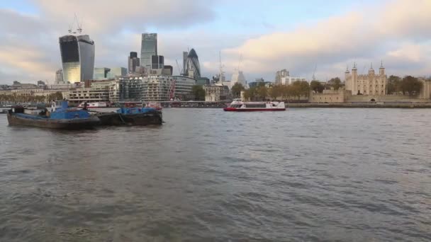 ロンドン市のサニーデーでテムズ川バージェス — ストック動画