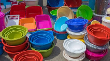 Birçok Renkli Plastik Kâse ve Kova