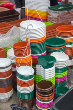 Birçok Renkli Çiçekler İçin Plastik Tencereler