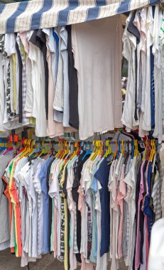 Hangers Rails 'de Modern Gömleklerin Büyük Seçimi