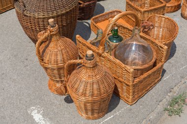 Markette Wicker ile kaplanmış Şarap Şişesi