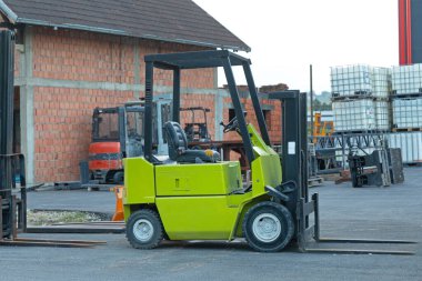 Deponun Önündeki Yeşil Forklift Kamyonu