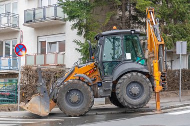 Backhoe Kazıcı Yükleyici İnşaat Makinesi Sokakta