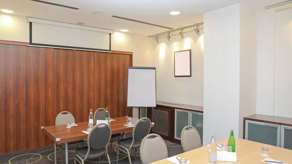 Beyaz Tahtayla Toplantı Odasında Boş Masalar — Stok fotoğraf