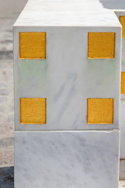 Goldene Quadrate Denkmal Für Weißen Marmor — Stockfoto