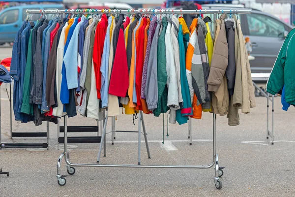 Winterkleding Kleding Hangend Aan Rails Vlooienmarkt — Stockfoto