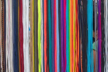 Birçok Yeni Renkli Ayakkabı İplikleri Asılı