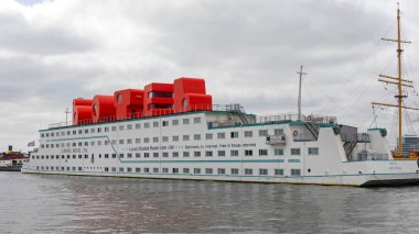 Amsterdam, Hollanda - 18 Mayıs 2018: Botel Big Boat Hotel Amsterdam, Hollanda.
