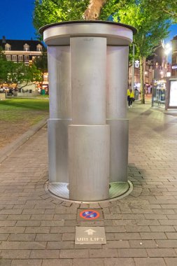 Amsterdam, Hollanda - 14 Mayıs 2018: Amsterdam, Hollanda 'da Açık Umumi Tuvalet Stret Pisuvarı.