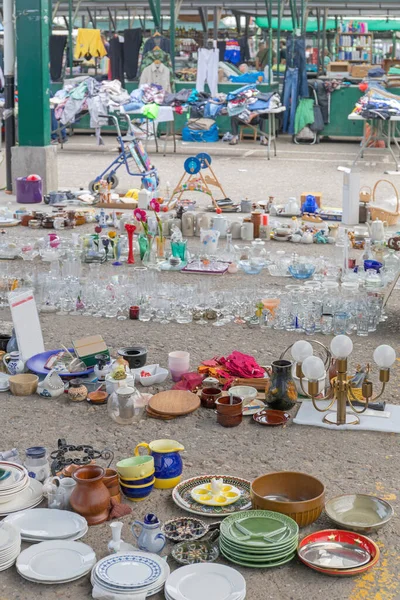 Ceramiczne Talerze Kubki Szklanki Pchlim Targu — Zdjęcie stockowe