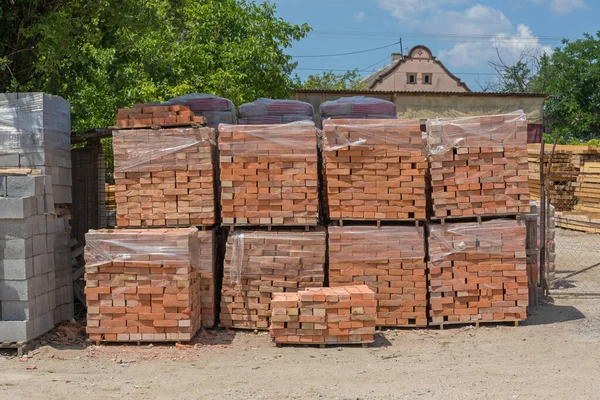 Palets Con Nuevos Ladrillos Almacén Almacenamiento —  Fotos de Stock