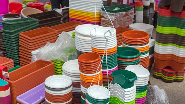 Vele Verschillende Kleurrijke Plastic Potten Voor Bloemen — Stockfoto