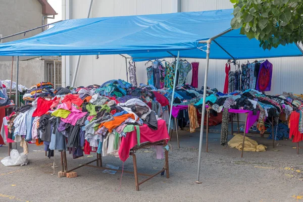 Tweedehands Kleding Onder Tenten Vlooienmarkt — Stockfoto