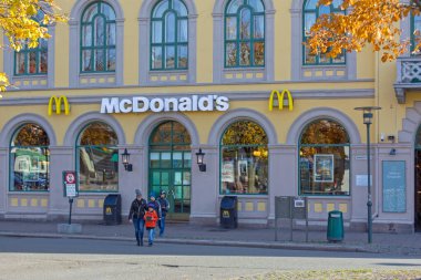Drammen, Norveç - 30 Ekim 2016: Drammen, Norveç 'teki Fast Food Restoranı Mc Donalds.