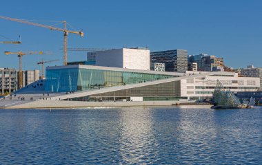 Oslo, Norveç - 29 Ekim 2016: Norveç 'in Fjord kentindeki Modern Opera Binası.