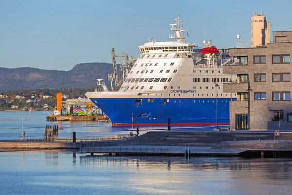ノルウェーのオスロ 2016年10月29日 ノルウェーのオスロ港で係留された大型クルーズ船 — ストック写真