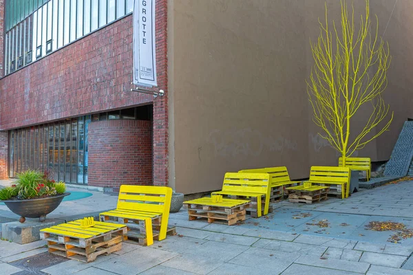 Fredrikstad Noorwegen Oktober 2016 Recycled Cargo Pallets Yellow Outdoor Furniture — Stockfoto